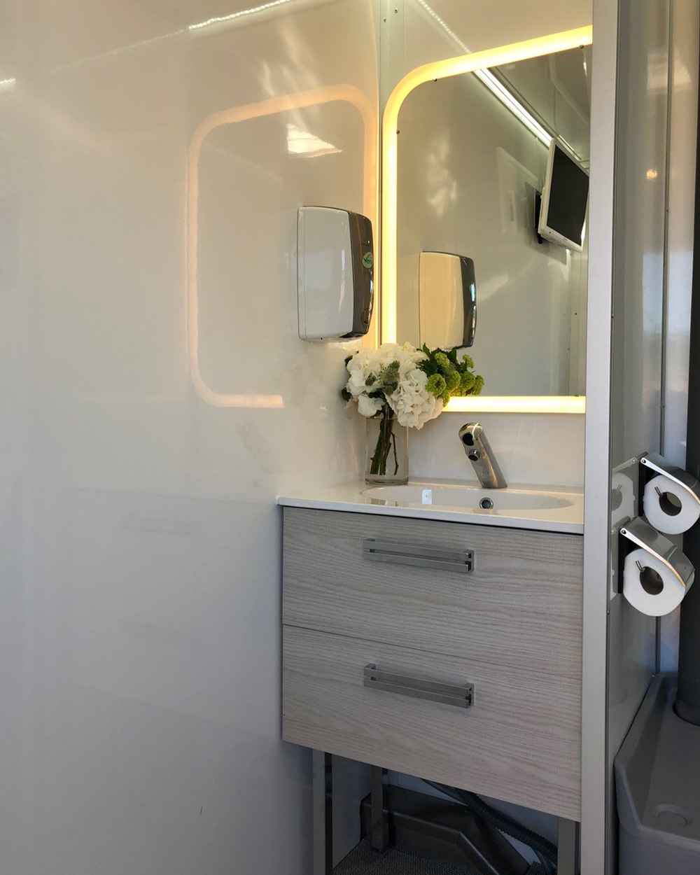 caravane sanitaire Prestige Sanilor-interieur-lavabo