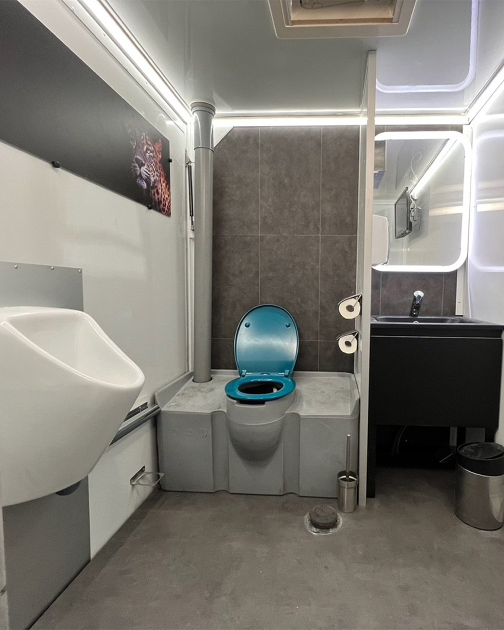 caravane sanitaire Prestige Sanilor-interieur-wc-urinoir