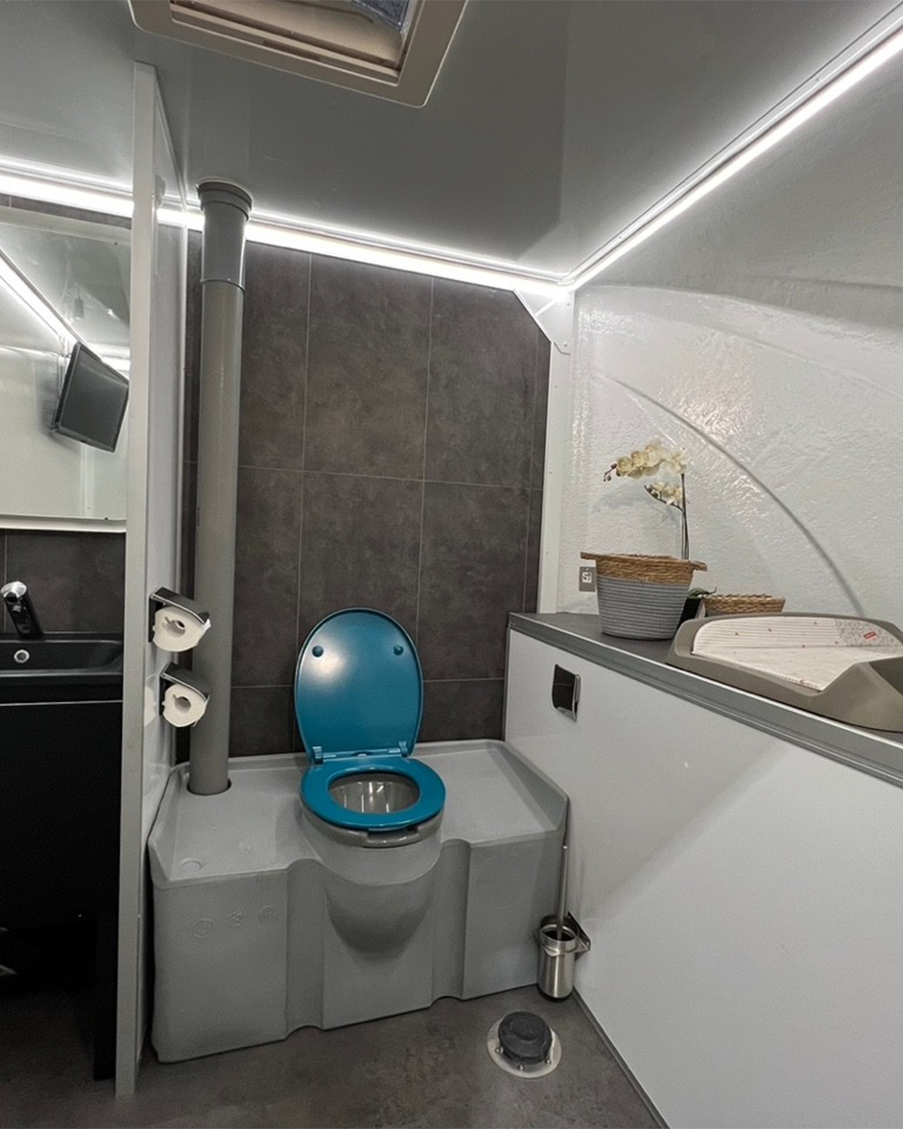caravane sanitaire Prestige Sanilor-interieur-wc