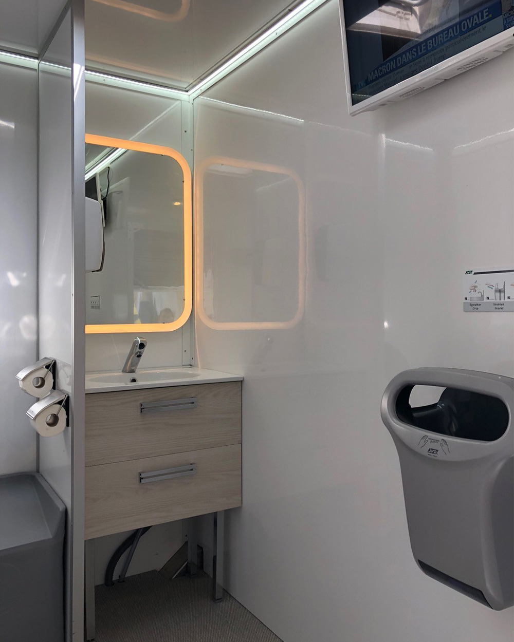 caravane sanitaire Prestige Sanilor-lavabo