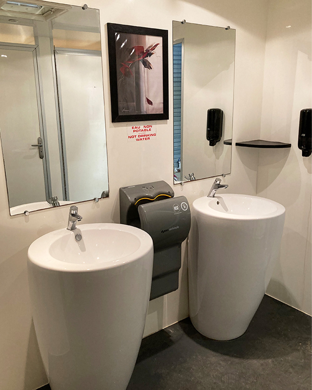 caravane sanitaire VIP Sanilor-lavabo